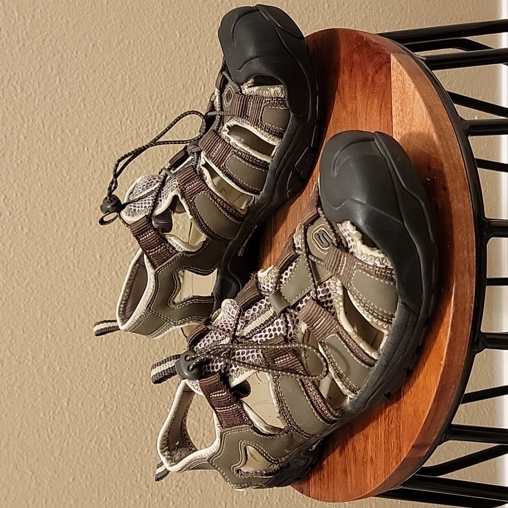 SKECHERS JOURNEYMAN SAFARIS SANDALS / SIZE 10.5 / TAN